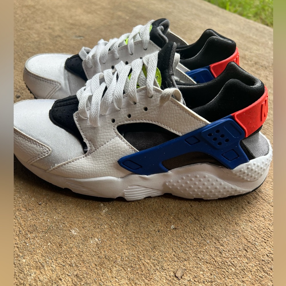 Nike Boys Huaraches sneakers